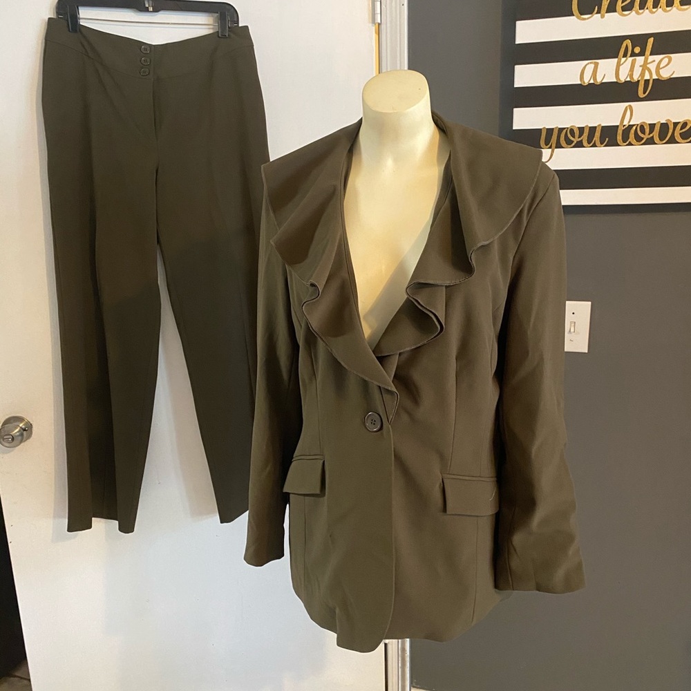 Spiegel olive green pants suit size 14 ruffles